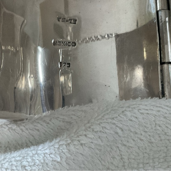 Elegant Silver Cuff Bracelet - Picture 5 of 9